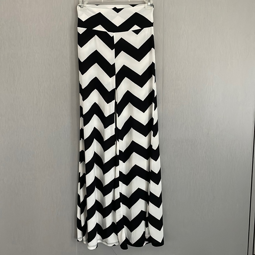 EUC chevron wide leg black and white pants